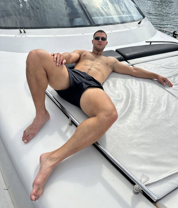 Chilling on the boat 😜  https://t.co/GFU2xywfFJ https://t.co/LDDQGK4sMe