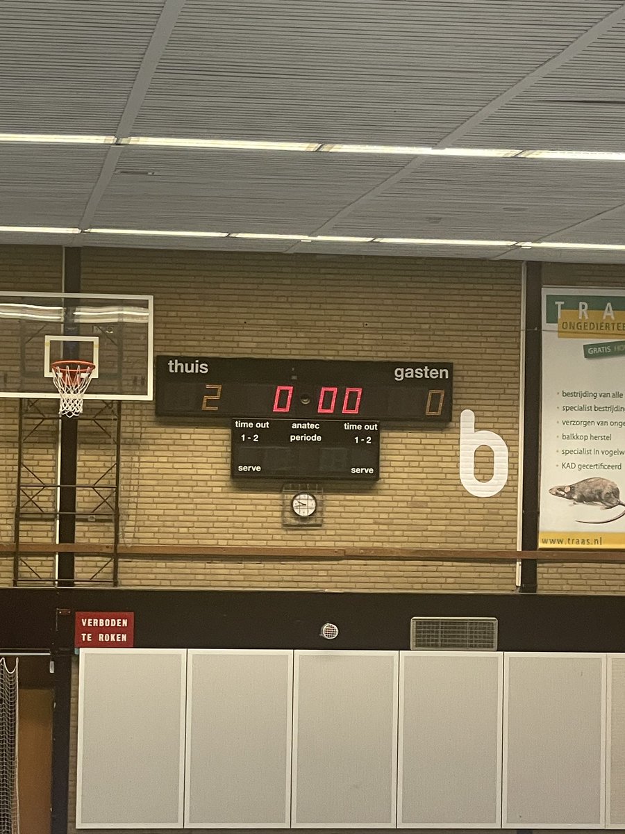 Vlak voor rust valt de 2-0. Coronaas heeft wel het betere van het spel. <a href="/HHCHardenberg/">HHC Hardenberg</a> zaal moet in de 2e helft wel beter gaan voetballen