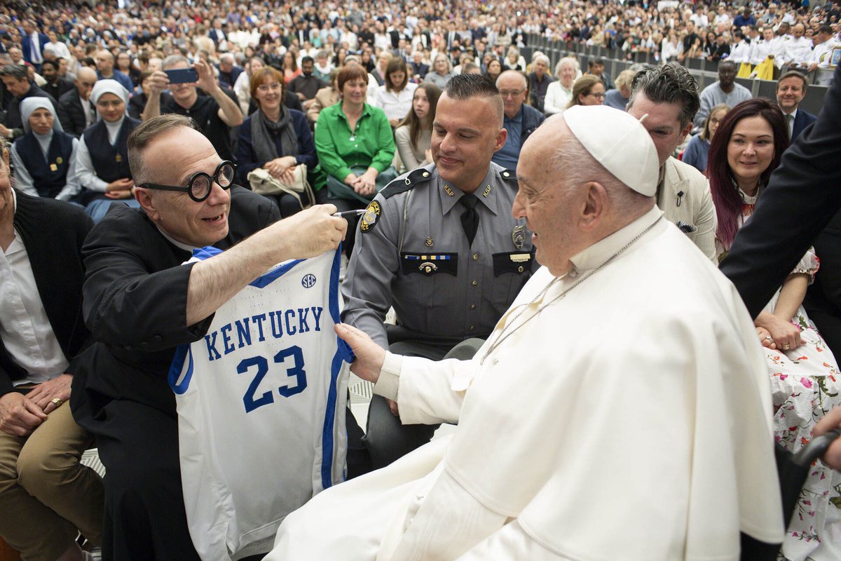 Father @JimSichko, a Lexington priest, gave Pope Francis @CoachMarkPope's @KentuckyMBB jersey.