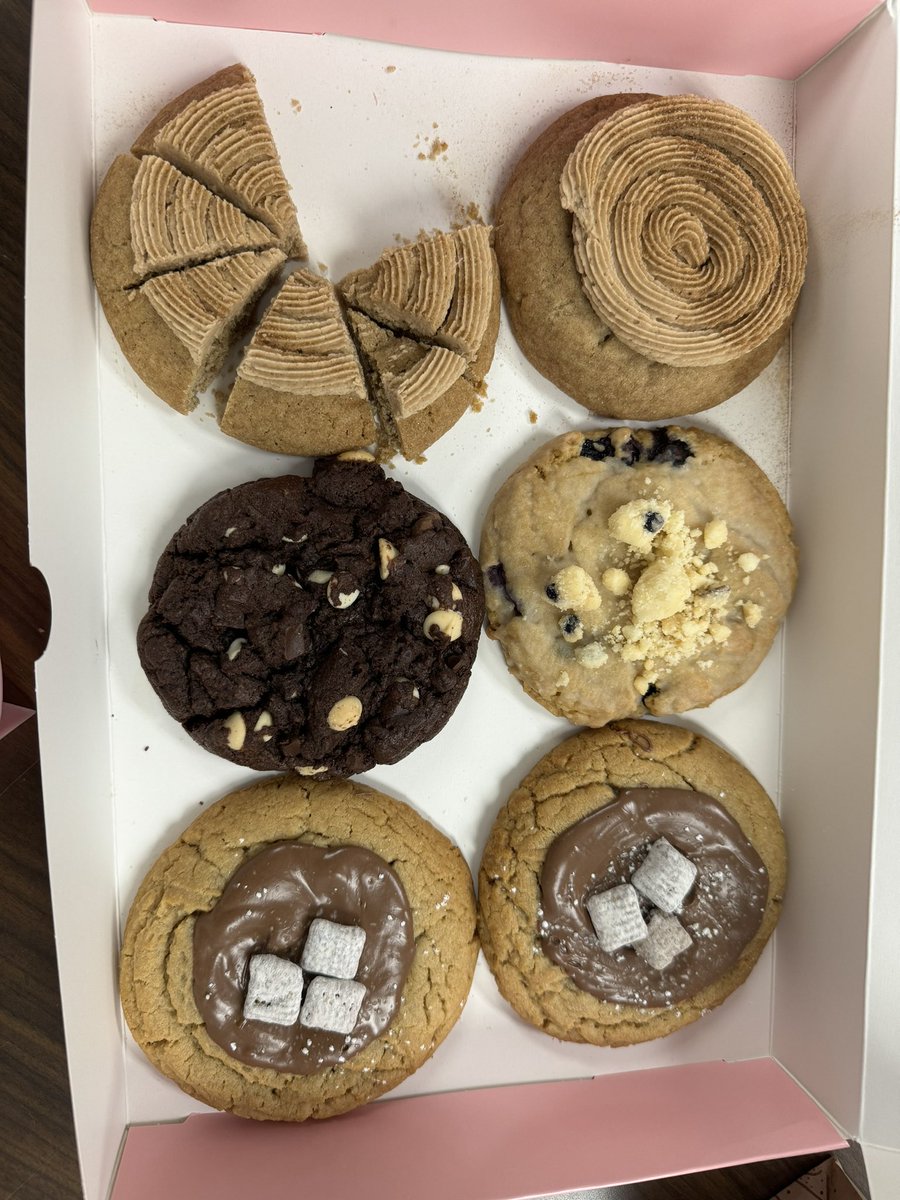 What a sweet welcome (back)  from the Mansfield team!!!That Churro cookie is YUMMY. Which one would you go for? Thank you @BrandiDeBronzo and team! 
#cumblcookies 
#teamHurricaNE
