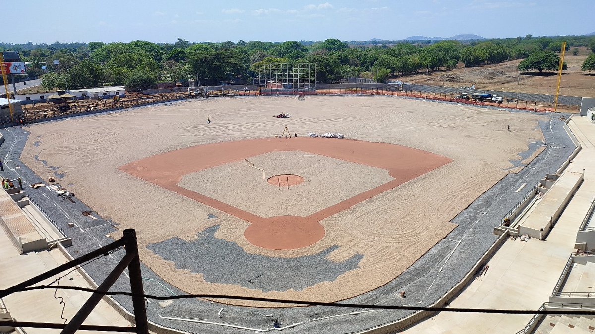 🏟️⚾️ Así va avanzando la construcción del estadio de béisbol “Rigoberto López Pérez” en la ciudad de León. ✅ Ya están casi listos el campo de juego, graderías, dogout y fachada y se espera esté listo en el mes de julio. ✅ Su Capacidad será de 7 mil 200 aficionados y