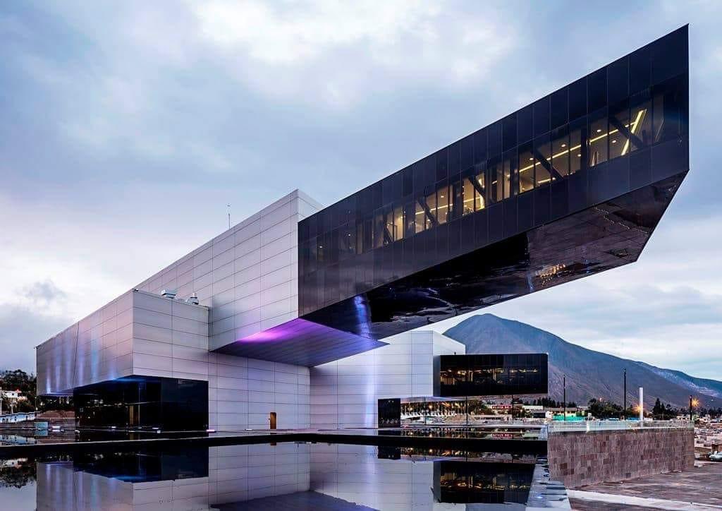 🟨🟨🟦🟥 | Edificio Unasur, Quito, Ecuador. Esta es la estructura de mayor volado en Sur América con 55 mts. sin apoyos, como modelo de tecnología, empuje y creatividad. 🇪🇨