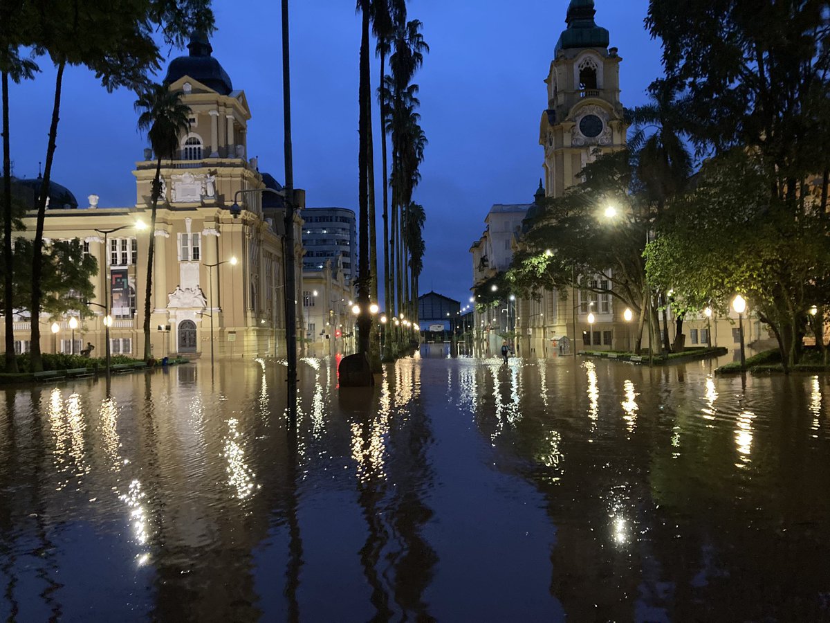 AGORA | Guaíba toma conta da Praça da Alfândega, Centro Histórico de Porto Alegre, numa noite como não se vivia desde 1941. 📷 @GabrielWolkind