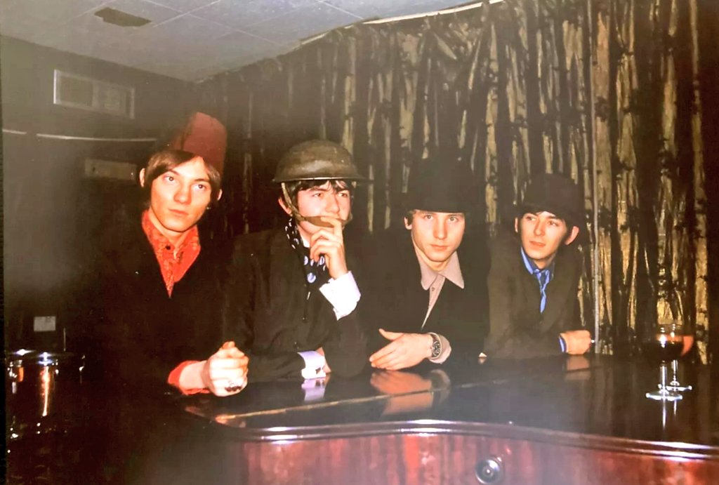 #SmallFaces blending in at the bar.