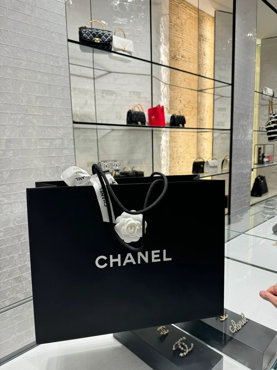 angelinekwook's tweet photo. I went to buy a Chanel bag 👜✨ https://t.co/vh3Oo5IDRt