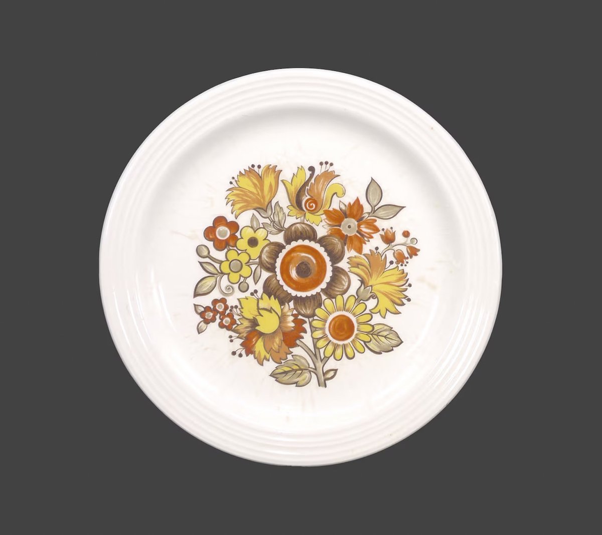Myott Festival retro bread plate made in England. etsy.me/3Qx57I5 via @Etsy #BuyfromGroovy #antiqueshop #tabledecor #tableware #dinnerware #1970skitchen #retrotableware #Myott #MyottFestival #EtsySellers