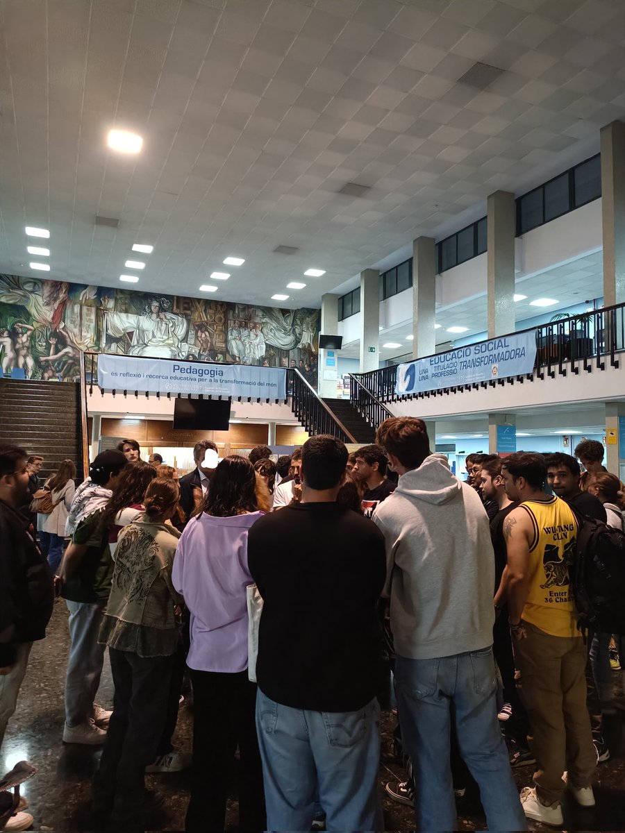 La degana de la Facultat ha amenaçat amb telefonar a la policia si no desallotgem el hall. Estem ja en el 5° dia d'acampada i ningú de la Universitat de València ha escoltat les nostres demandes. No tenim una altra opció que plantar-nos i actuar.  

#AcampadaPalestinaUV