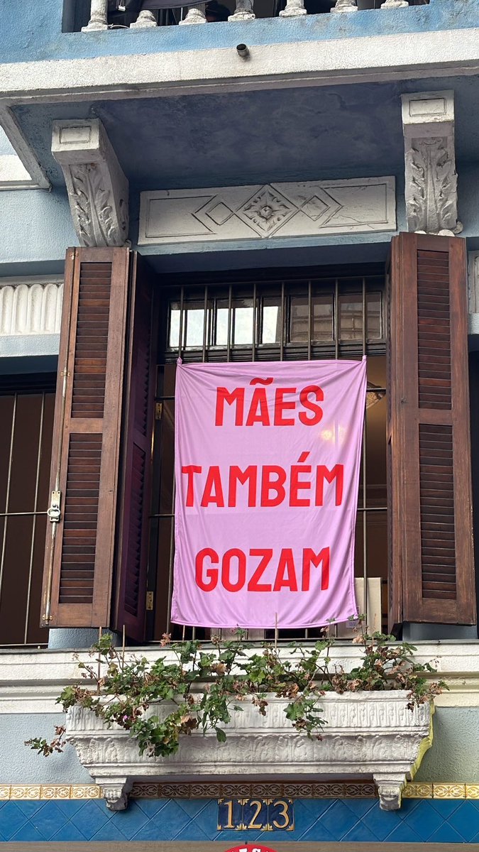 Mães também gozam. Mães sentem prazer, dor, medo, angústia, alegria, tristeza… Mães são mulheres.