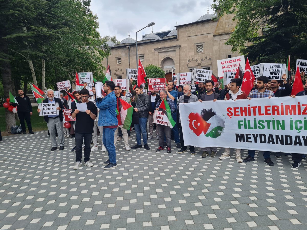 Bugün gençler Erciyes Üniversitesinde Gazze için ayaktaydılar. Aynı zamanda @adige_mecit38 ilk kez bir basın açıklaması yaptı. Hüzünlü bir kıvanç duyuyorum.