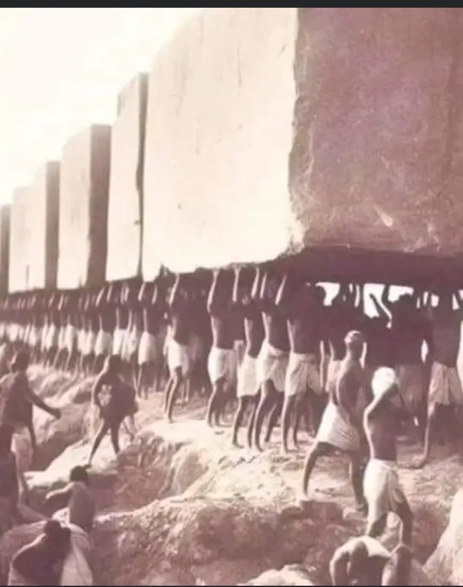 Une photo prise pendant la construction du pyramide de Gizeh en 1750 avant JC🤐🤐