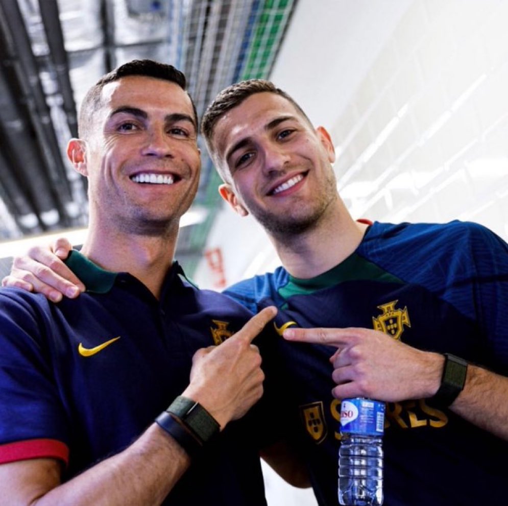 ❗️

DALOT:

'I consider Cristiano a friend but it still seems surreal because he has been my role model & reference for years. I met him at Euro 2020 & every time I spend with him I feel richer in terms of knowledge. I can benefit from his experience, talent & vast knowledge.'