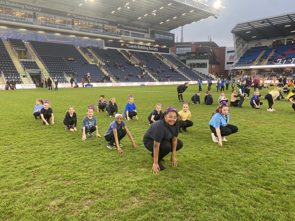 What a fantastic evening at Headingley Stadium with our @ElementsSchool cheerleaders 📣 they were absolutely fantastic dancing on the pitch pre match and did our school proud! Massive well done to @pewithglee & @MissCrossley02 for organising such an experience for our children👏🏼