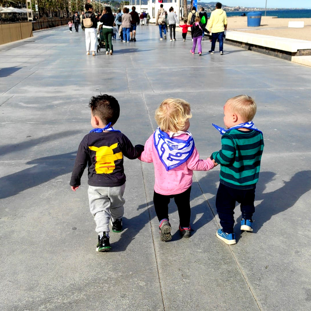 Els 3 dimoniets fets pels infants de l'Escola Bressol Municipal Pam i Pipa ja estan als peus del Dimoni de #Badalona, moltes gràcies a totes les famílies que els han baixat fins a la platja, visca les #FestesdeMaig2024!