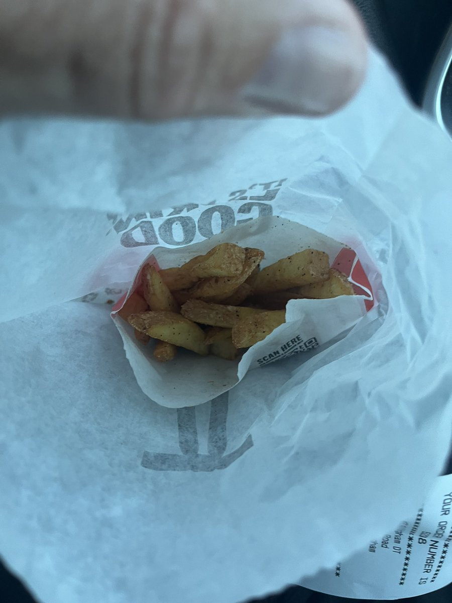 GDawg1981's tweet photo. @KFC_UKI @kfc  this is why I stopped buying kfc this is supposed to be 2x large chips. And the rest of the food was awful waste of £26.00 won’t be returning again https://t.co/4F9tF8sjMQ