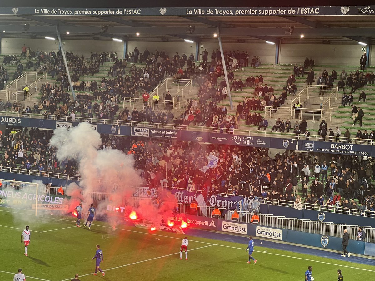 Colère des supporters troyens. Les insultes fusent contre city. #estac #Troyes #Aube #Ligue2 #ESTACVAFC