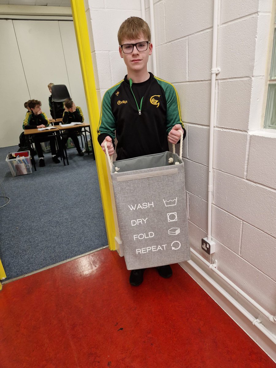 Lá 'Rud ar bith ach mála scoile' ('Anything but a school bag' day) Eagraithe ag an idirbhliain i gcomhair C-Saw 🤩🫣💪 @TipperaryETB #etbethos #community