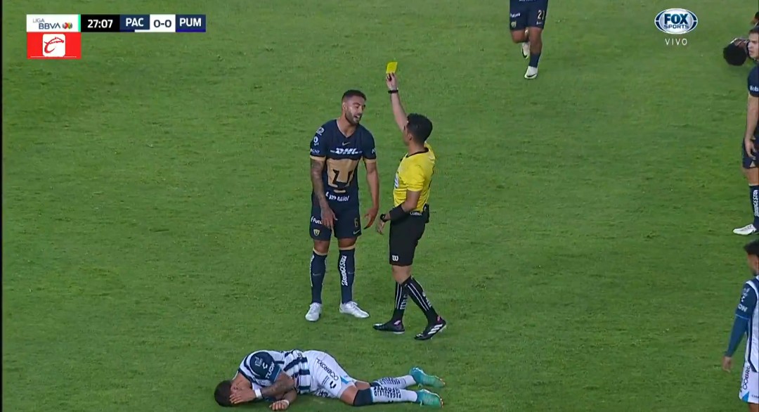 GuzmanGasso's tweet photo. La EXPULSIÓN de Nathan Silva de @PumasMX vs Pachuca tuvo un PROTOCOLO INCORRECTO. ❌

🔍 La DECISIÓN INICIAL de Adonai Escobedo fue Tarjeta Amarilla 🟨 y al observar el sangrado de Sergio Aguayo y tras escuchar al Cuarto Árbitro Abraham Quirarte, cambió su decisión y mostró la Tarjeta Roja 🟥, en un PROCEDIMIENTO INADECUADO.

📝🟥🔍

➖ El codazo de Nathan Silva sobre Sergio Aguayo es una acción TEMERARIA, la cual es sancionable con Tarjeta Amarilla. 🟨

📝 Sin embargo, con las directrices ACTUALES, una acción Temeraria con movimiento del brazo que provoque SANGRADO 🔴 en el rival, debe REVISARSE en #VAR por POSIBLE Tarjeta Roja.

🖥️ Una vez que el árbitro revisa en el #VAR, debe decidir si la acción amerita Amarilla 🟨 o Roja 🟥.

➖ Pero cambiar su decisión SIN CHECAR LA PANTALLA solo por un diálogo con el Cuarto Árbitro al ver sangre en Aguayo, es algo que Adonai NO debió hacer.

🏟️ Lo correcto era esperar a que lo llamaran al monitor del #VAR, y a partir de ahí tomar su decisión.

⬇️🎥📝