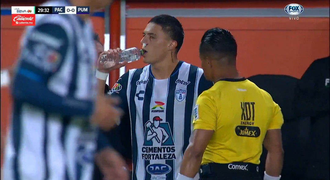 GuzmanGasso's tweet photo. La EXPULSIÓN de Nathan Silva de @PumasMX vs Pachuca tuvo un PROTOCOLO INCORRECTO. ❌

🔍 La DECISIÓN INICIAL de Adonai Escobedo fue Tarjeta Amarilla 🟨 y al observar el sangrado de Sergio Aguayo y tras escuchar al Cuarto Árbitro Abraham Quirarte, cambió su decisión y mostró la Tarjeta Roja 🟥, en un PROCEDIMIENTO INADECUADO.

📝🟥🔍

➖ El codazo de Nathan Silva sobre Sergio Aguayo es una acción TEMERARIA, la cual es sancionable con Tarjeta Amarilla. 🟨

📝 Sin embargo, con las directrices ACTUALES, una acción Temeraria con movimiento del brazo que provoque SANGRADO 🔴 en el rival, debe REVISARSE en #VAR por POSIBLE Tarjeta Roja.

🖥️ Una vez que el árbitro revisa en el #VAR, debe decidir si la acción amerita Amarilla 🟨 o Roja 🟥.

➖ Pero cambiar su decisión SIN CHECAR LA PANTALLA solo por un diálogo con el Cuarto Árbitro al ver sangre en Aguayo, es algo que Adonai NO debió hacer.

🏟️ Lo correcto era esperar a que lo llamaran al monitor del #VAR, y a partir de ahí tomar su decisión.

⬇️🎥📝