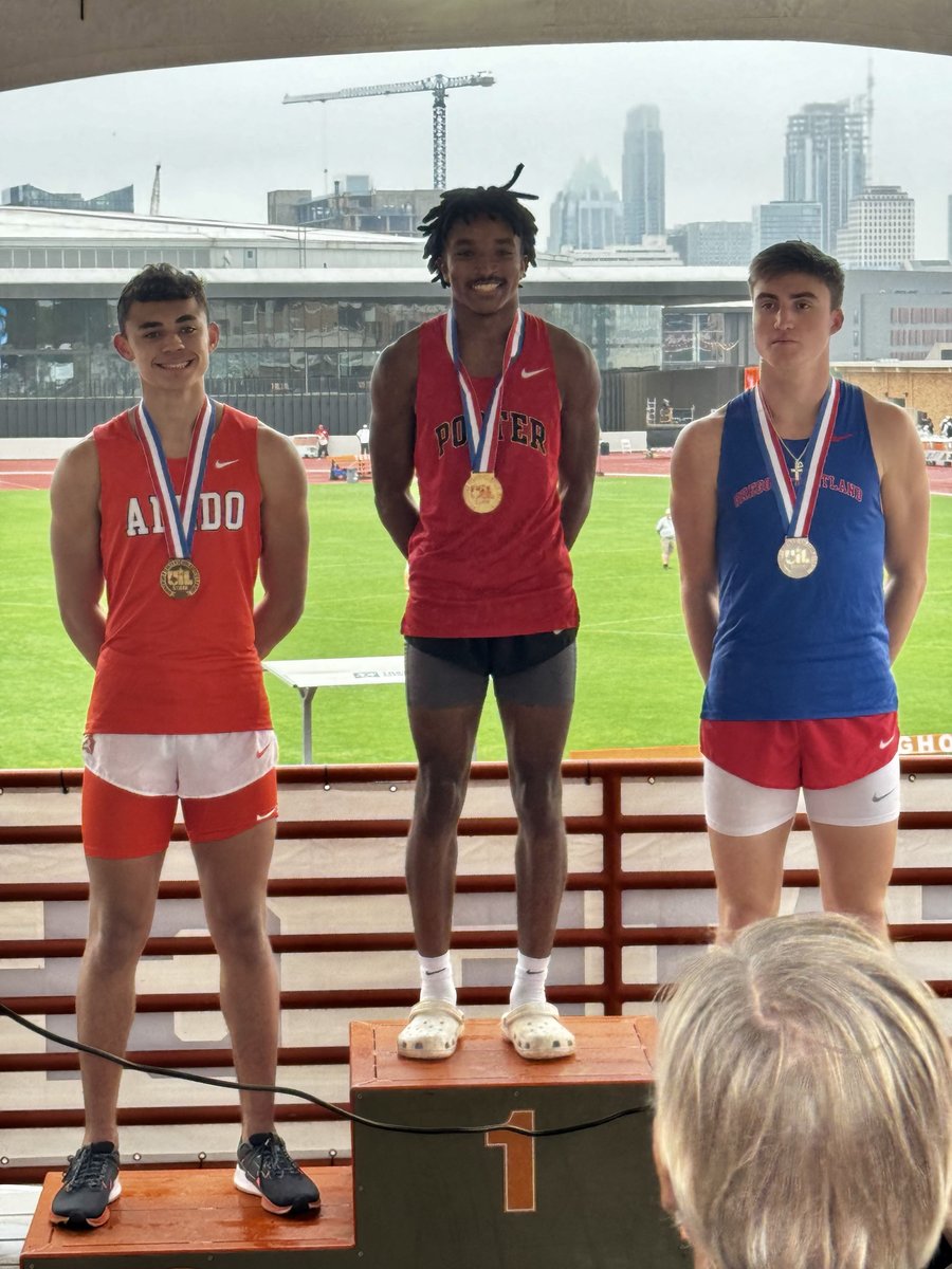We have a STATE MEDALIST as AHS jr Braylon Brown finished as the Bronze Medalist🥉in pole vault at the #UILstate Class 5A State Track & Field Championships today! Braylon vaulted 15 ft successfully 1st try, tying the 2nd-place jumper but moving to 3rd on attempts at 14-foot-6.