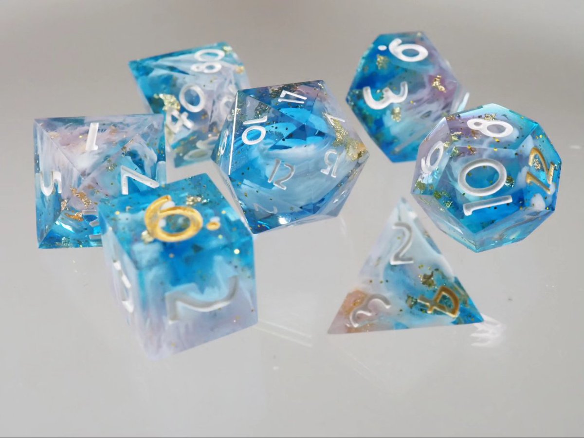 Look at these soft colors! Its a nice #gradient from blue to rose. Inside are some white swilrs. This was a c0mm1s10n, I made earlier. (Advertisement) #dice #dnd #dnd5e #epoxy #resin #rpg #ttrpg #pnp #pnpde #würfel