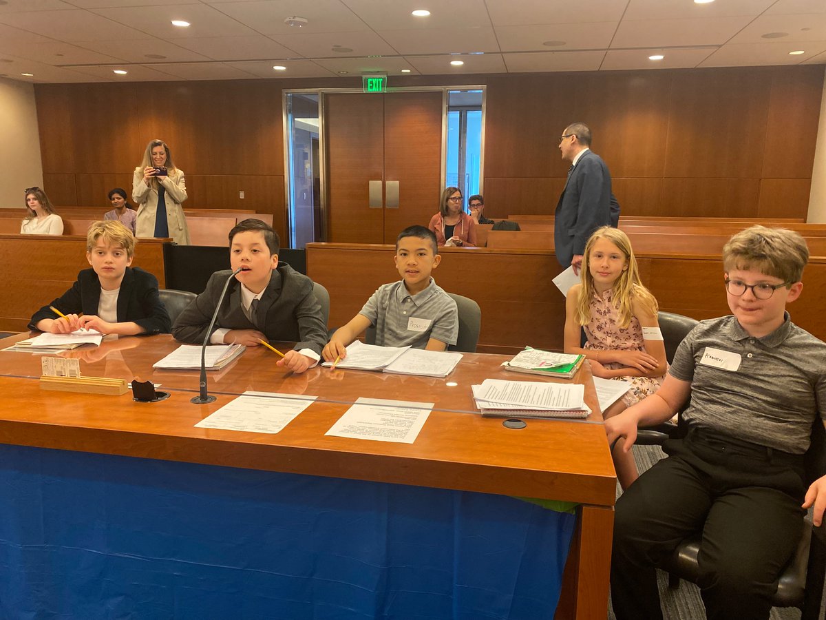 .@Lawton Fourth graders enjoyed a field trip to the Ann Arbor Justice Center this week to participate in a mock trial and meet with law professionals. Many thanks to all who made this happen! @MayorTaylorA2