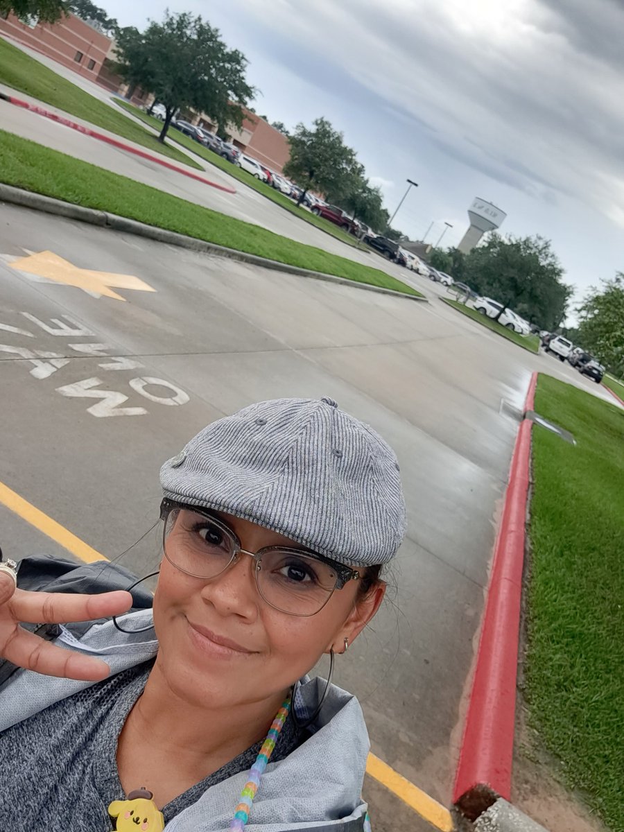 I thing we won't have that many cars today during dismissal @JonesES_AISD 😁 #car_riderduty #rainyday #Blessed