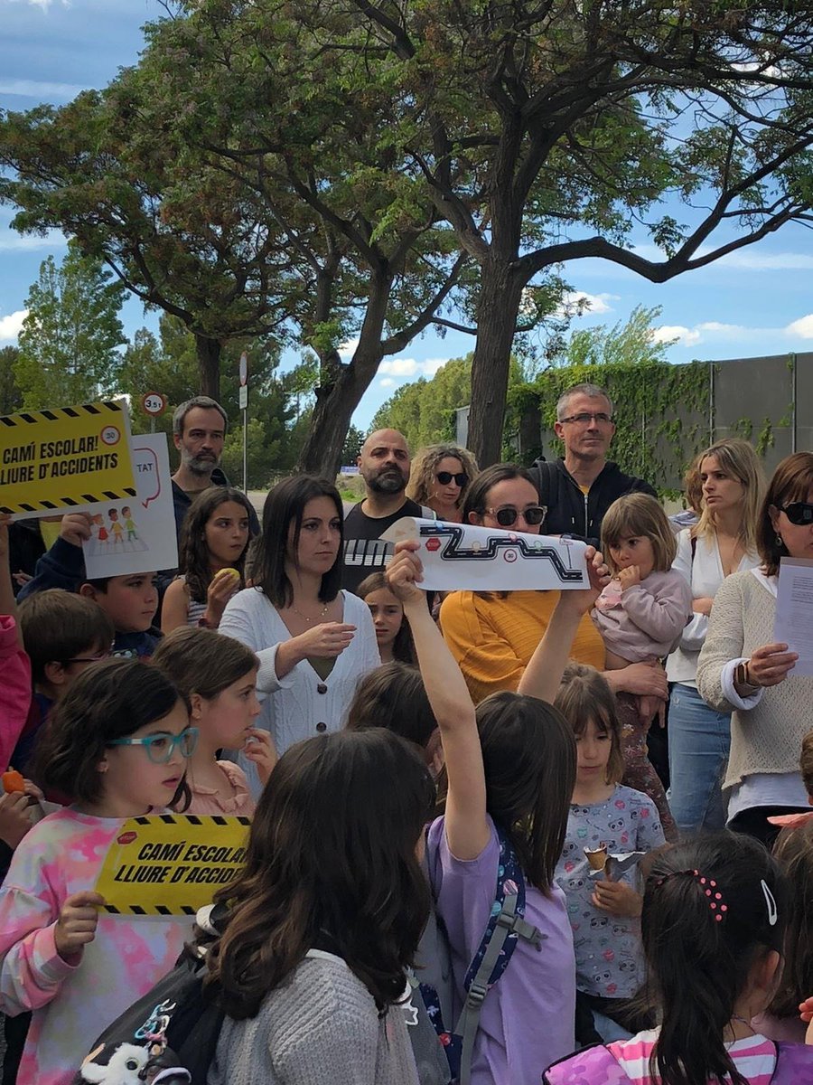 Una vegada més famílies, professorat, monitors de Paidos i algunes famílies d'altres escoles junts per continuar defensant el benestar dels nostres infants i la nostra escola. Ombres, pluja, fred, calor o el que calgui, nosaltres sempre hi som. Gràcies! 
Seguim!