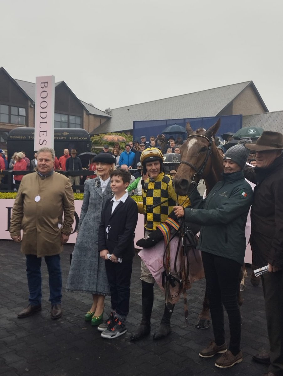 Terrific renewal of the @Boodles Irish Champion Hurdle. A new rivalry has developed between STATE MAN and IRISH POINT. STATE MAN again won the day but IRISH POINT ran a blinder. #HorseRacing #PunchestownFestival