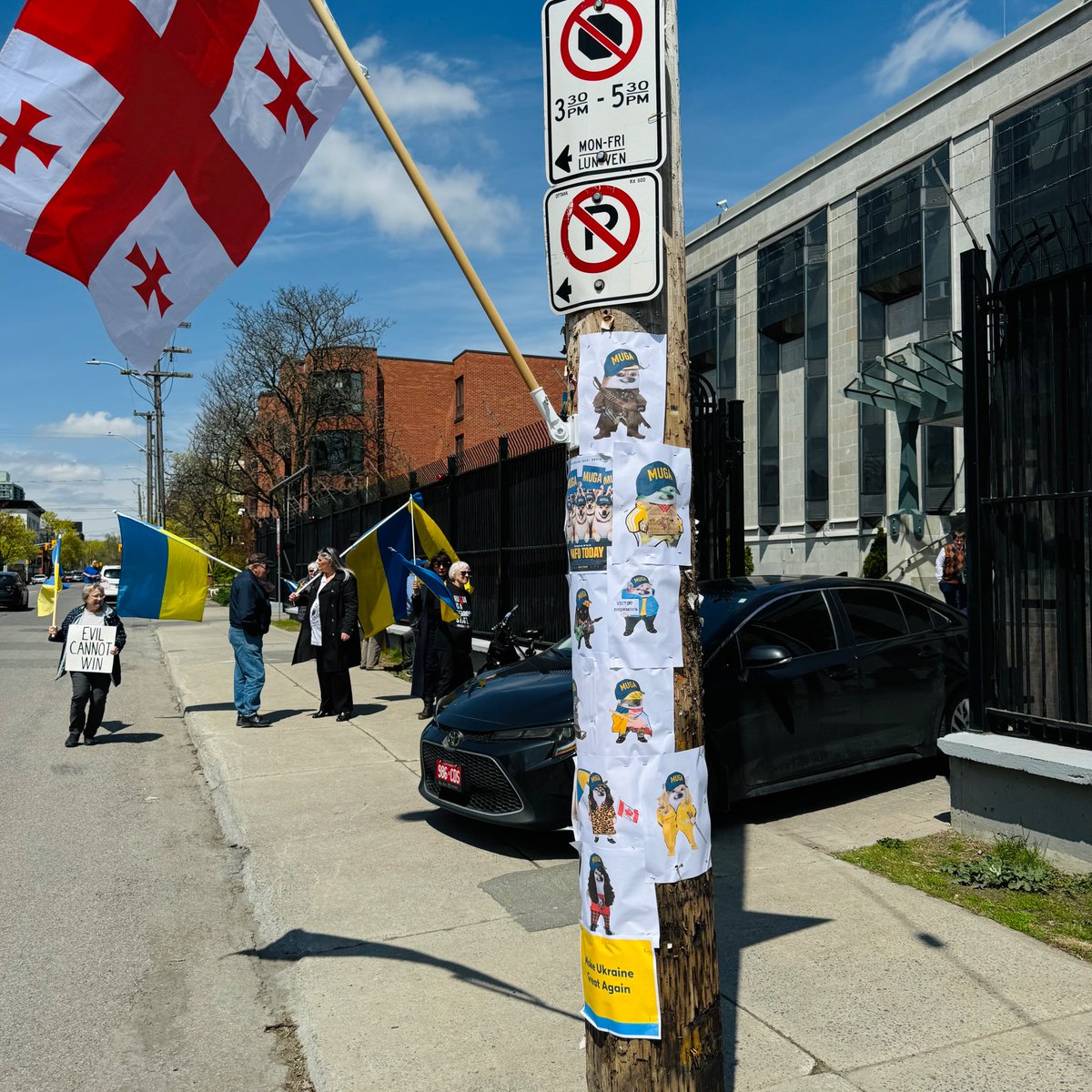 🇷🇺 embassy staff leaving with visions of 🇬🇪🇺🇦 and a pole festooned with #MUGA fellas!