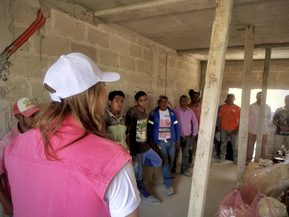 PrisRamirez2024's tweet photo. 📸 En el marco del día de la Santa Cruz, conviví con trabajadores de la construcción.

📌 Reconozco el trabajo de los albañiles como uno de los oficios más peligrosos y exigentes por tener jornadas de trabajo físico intenso y mal remunerado, por lo que me comprometí con ellos 1/2 https://t.co/lHMB29hrEh