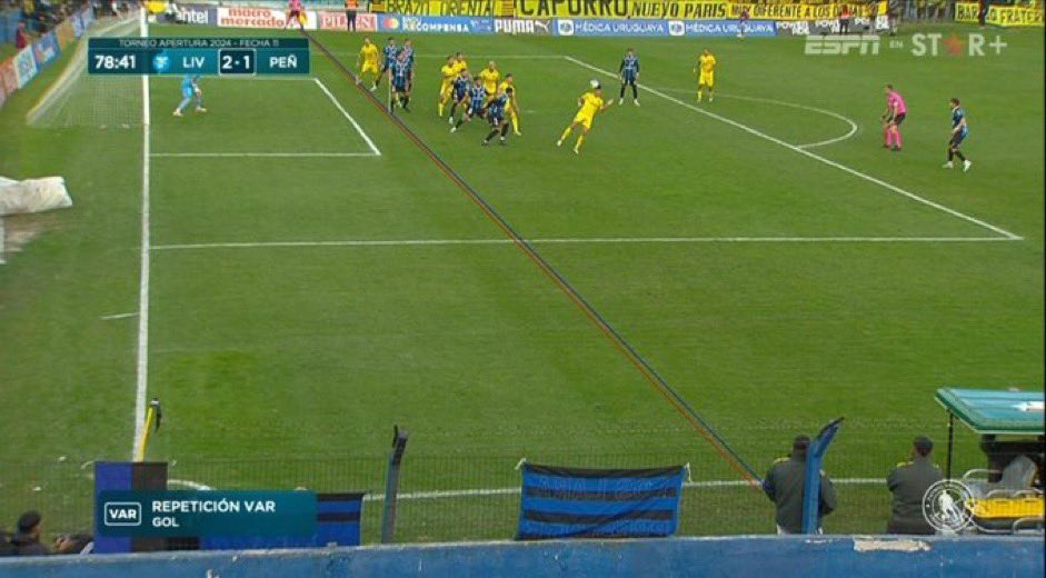 vartan__tc's tweet photo. Empate con sabor a poco por un nuevo despojo arbitral. Todas las mañas para anularle los goles a Peñarol, inclinada la imagen que muestran y sigue sin parecer offside. El equipo metió y sacó un punto que puede valer muchísimo. El VAR en Uruguay da todo menos garantías. AFANO. https://t.co/uXVqsYfUXE