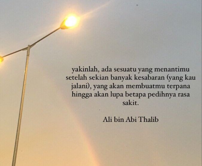 jellypastaa's tweet photo. ♥️ Daily reminder;

barusan aku baca satu kalimat, yang kalimat ini bikin aku berpikir dan merasa 'ah, benar juga, bisa jadi demikian'.

katanya gini;
bisa jadi, alasan Tuhan membawa kita ke situasi yang sulit, dengan air yang deras, karena musuh kita gabisa berenang.

aku artiinnya gini;
saat ruang gerak kita terbatas, entah itu karna ekonomi, kesehatan atau bahagia yang belum kita raih, justru itu keselamatan buat kita.

bisa jadi, kalau saat ini kita diberikan apa-apa yang kita mau, harta yang cukup, kesehatan yang prima, bahagia yang tiada tandingannya, itu mencelakakan kita.

'engga kok, aku rasa kalau Tuhan beri aku harta yang cukup, aku akan berbagi lebih dahsyat. kalau Tuhan berikan aku kesembuhan, aku akan pergi ke tempat ibadah lebih sering. kalau Tuhan beri aku bahagia yang luar biasa, aku akan buat yang lain ikut bahagia'

tapi teman-teman, sayangnya engga.

kalau sesuatu yang kita damba ga datang ke kita, dalam skala paling kecil, ada sesuatu yang buruk di dalamnya.

atau, karna kita belum mampu untuk menerima itu, jika diberikan sekarang, membahayakan kita.

apa kata Allah?

"Boleh jadi kamu membenci sesuatu, padahal ia amat baik bagimu. Dan boleh jadi (pula) kamu menyukai sesuatu, padahal ia amat buruk bagimu;  Allah mengetahui, sedang kamu tidak mengetahui" (QS. Al-Baqarah: 216).

kita gatau apakah keinginan kita, apa yang kita dambakan, menyelamatkan kita sesuai dengan apa yang kita rencanakan apa tidak.

tapi Allah tau.
jadi, sabar..

kalau sesuatu itu menjadi hakmu, dia akan datang tanpa melewatkanmu sedikitpun. tepat sasaran.

yourpal,
jellypastaa.