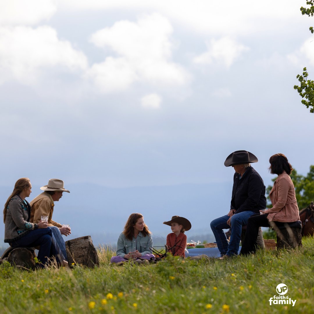 🎥 The setup vs. the shot 📺

 #Heartland views always make us want to leap into the screen! 🌄 

#BehindTheScenes | #HeartlandFans