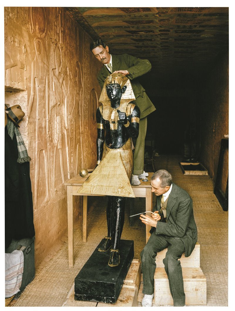 Foto originale (restaurata) della scoperta della tomba di Tutankhamon, 1922.

I due collaboratori di Howard Carter intenti a restaurare una delle due statue che sorvegliavano l’ingresso della camera sepolcrale di Tutankhamon

#DBArte #BaroArte #arte #art #cultura #DarioBaroneArte…