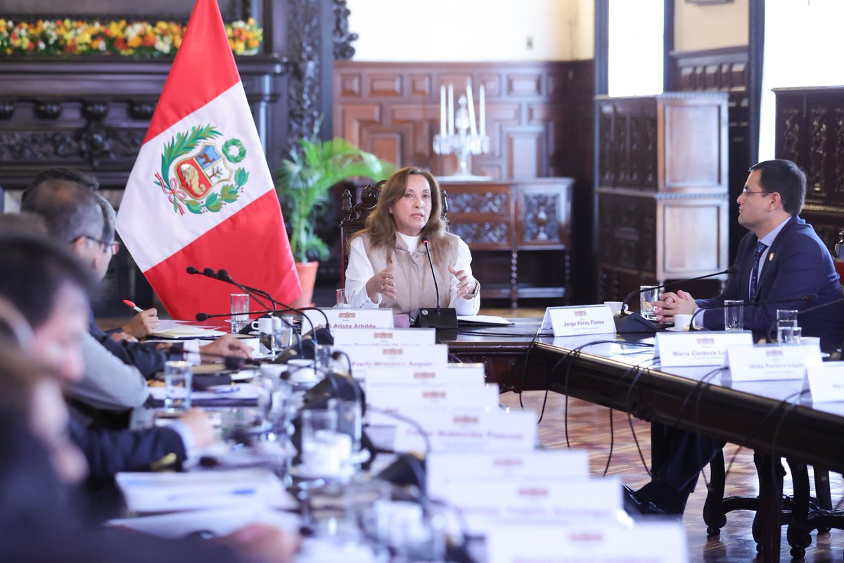 ✅Cumpliendo con su agenda descentralizada, la presidenta Dina Boluarte sostuvo una reunión de trabajo con el gobernador regional de Lambayeque, Jorge Pérez, con quien se coordinó acciones para destrabar importantes obras como la extensión de la IIRSA Norte en el tramo #Olmos –…