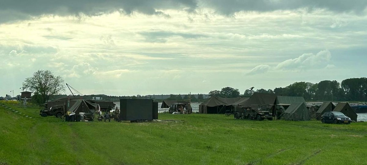 Het WOII-tentenkamp is opgebouwd in de uiterwaarden van #Zaltbommel. Kom je dit weekend kijken? Spektakel verzekerd!
#tourdewaal