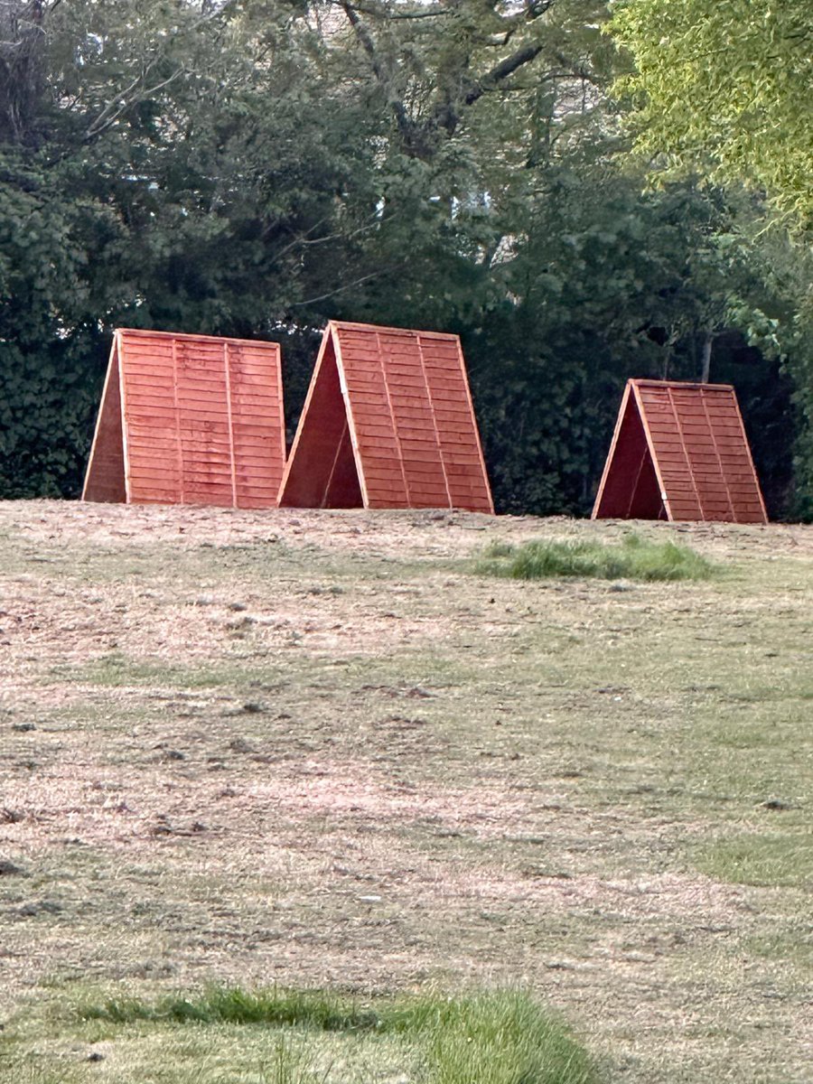 BWGschool's tweet photo. Thank you so much to all those fabulous people who came to our ‘Friday help out’. We achieved so much - new fence houses for OPAL, lovely freshly painted nest and brambles cleared- plus many more jobs. We are so grateful for such an amazing community. https://t.co/YTYjRztqiK