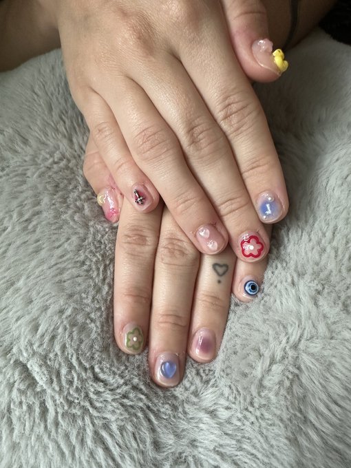 Anyway, these are my cute nails for EDC by @RavenGoesWild ?☺️ https://t.co/KobFyqyhSv