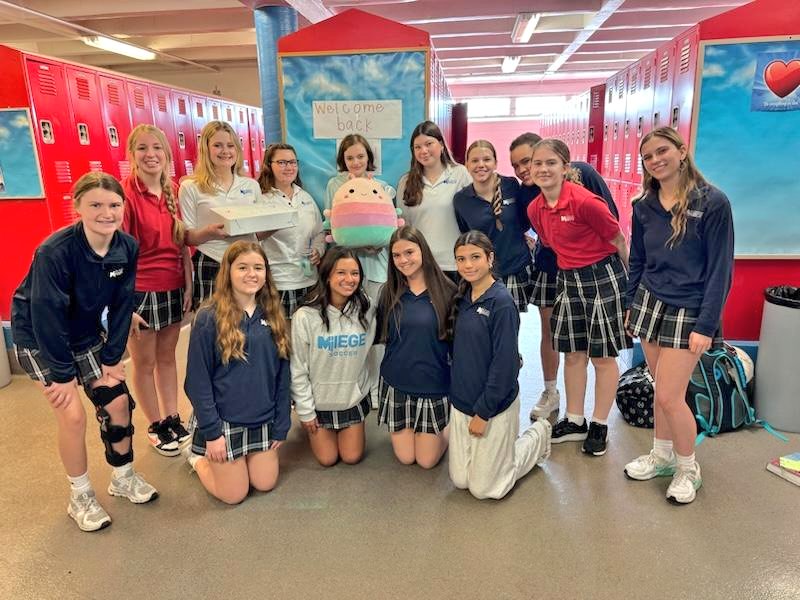 DaDverhulst's tweet photo. Thank you @BishopMiegeHS staff and students for making this a special day for Addie! She was excited about getting back to school if even for just a day.
 
Thank you Phil and Maureen for stopping by the house yesterday to visit with Addie.

This is why you choose Miege! https://t.co/KHqezotjdi