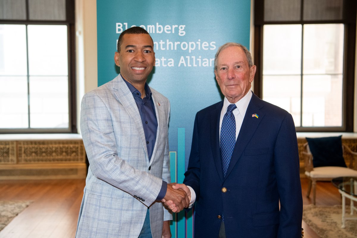 Congratulations to Mike Bloomberg, for receiving the Presidential Medal of Freedom from President Biden today! Mike's leadership as an entrepreneur, mayor, and philanthropist reflects our values. Well-deserved, Mike! This recognition highlights your support for mayors and cities.