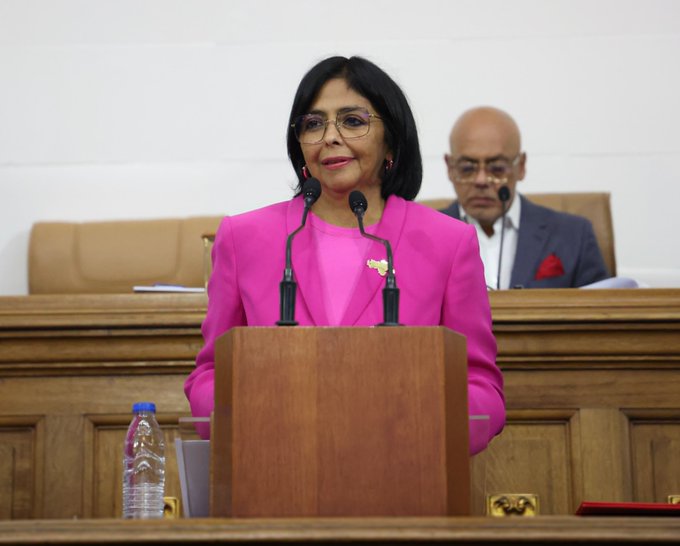 📢¡𝐀𝐬í 𝐥𝐨 𝐃𝐢𝐣𝐨! 🇻🇪
Vicepdta. <a href="/delcyrodriguezv/">Delcy Rodríguez</a>: En las peores asfixias financieras ha estado el Pdte. <a href="/NicolasMaduro/">Nicolás Maduro</a> defendiendo, como Chávez, el ingreso del pueblo trabajador.
#VenezuelaCalorPatrio