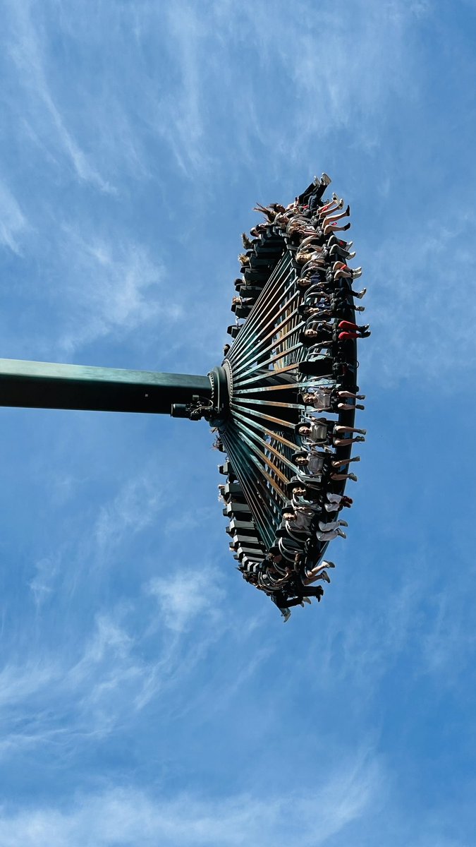 Sån magisk dag att hänga på Liseberg med de här tjejerna och få vara ”farsa på stan”.
0-10 minuters kö på varenda attraktion.

Loke gled in som nr 1 med 6 åkningar.

Man gillar ju när ens barn går från Leos lekland till Helix, helt klart.