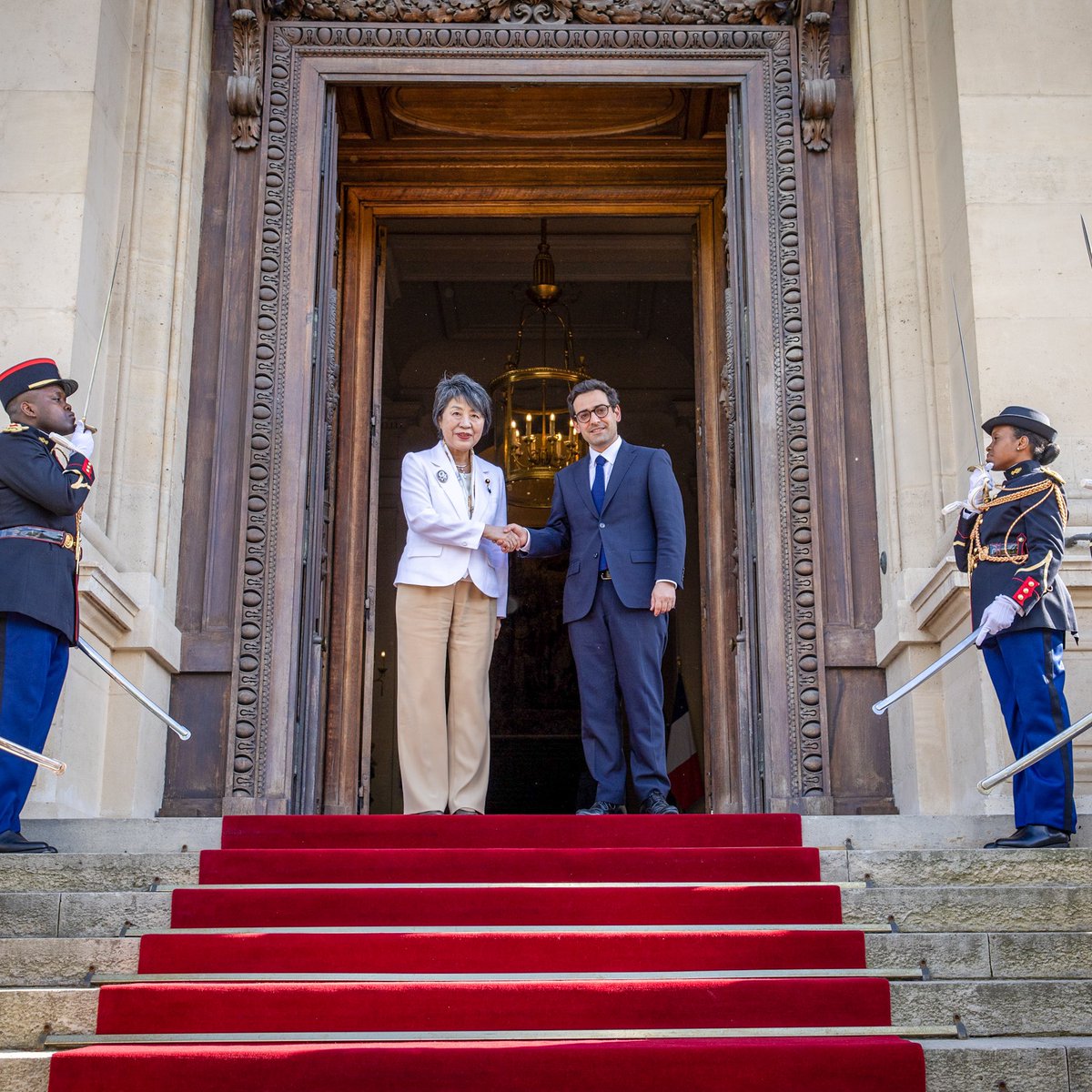 Merci pour nos échanges @Kamikawa_Yoko. Convergence de vues sur les grandes crises internationales avec notre partenaire du @G7, dans le prolongement d’une visite réussie de @kishida230 à Paris. Notre partenariat continue de se renforcer ! 🇫🇷🤝🇯🇵