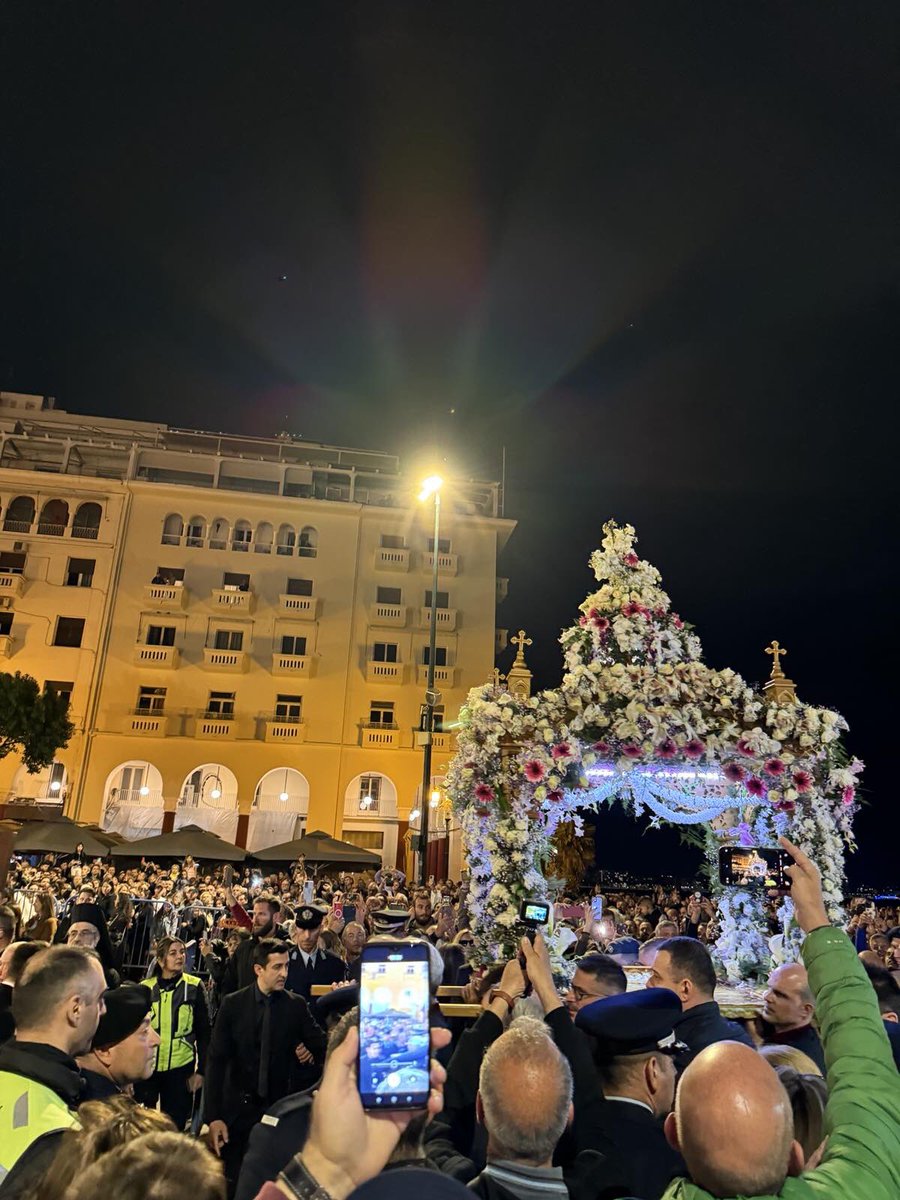 Ο επιτάφιος της Μητρόπολης, στην πλατεία Αριστοτελους πριν απο λίγη ωρα!!!