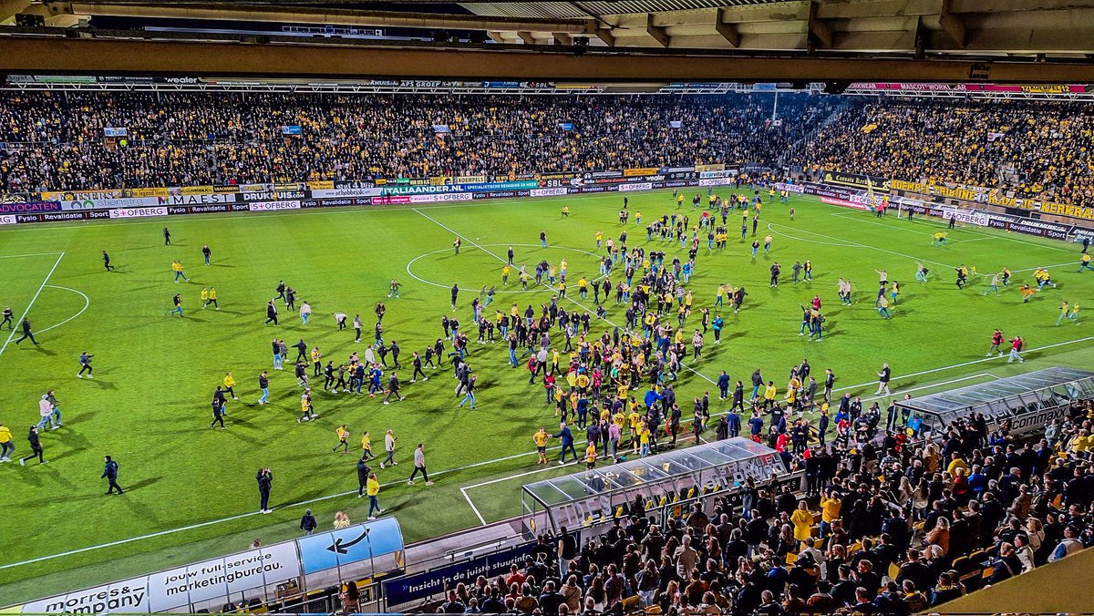 😬🇳🇱 Awkward moment in 2nd tier of Dutch football... Roda JC fans invaded the pitch to celebrate, thinking they were promoted to Eredivisie. But elsewhere Groningen scored a 90+5' equaliser, denying Roda's promotion! 🫣