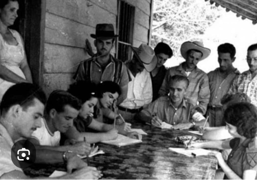 3 de Mayo de 1960, respondiendo a un llamado de #Fidel , llegan los primeros maestros voluntarios a la Sierra Maestra #CubaEduca #EstaEsLaRevolución .