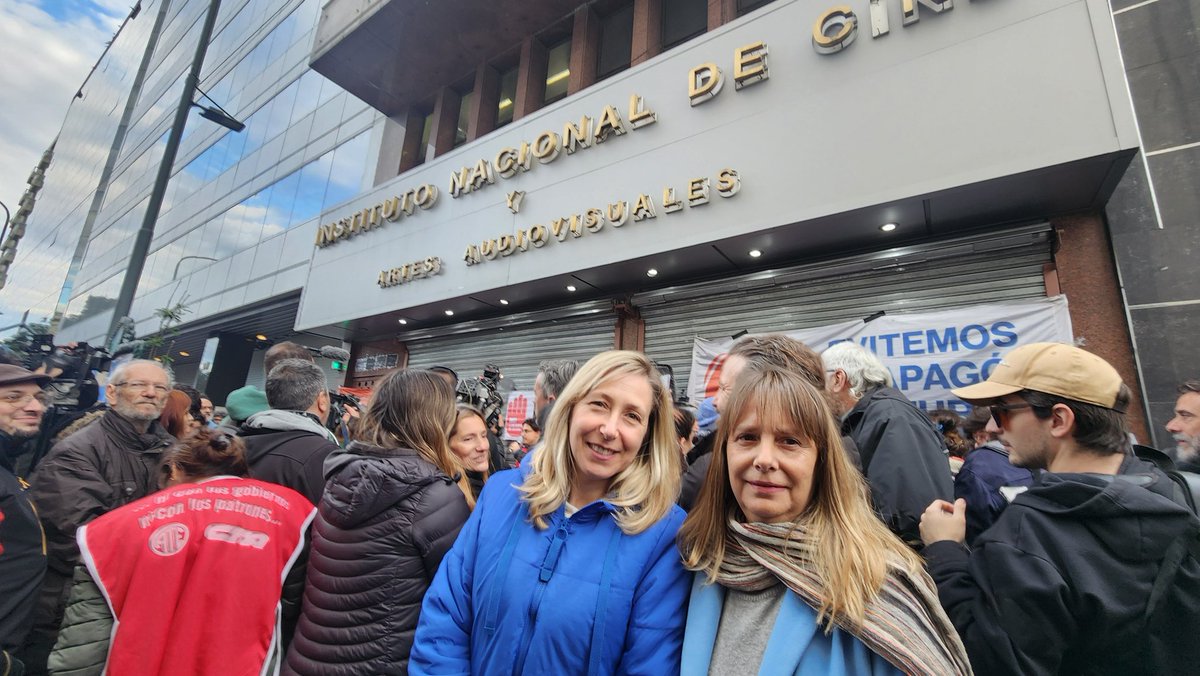 ✊🏻 Las diputadas @myriambregman y @Barry__Ale presentes en el abrazo solidario al @INCAA_Argentina ¡El cine nacional se defiende!