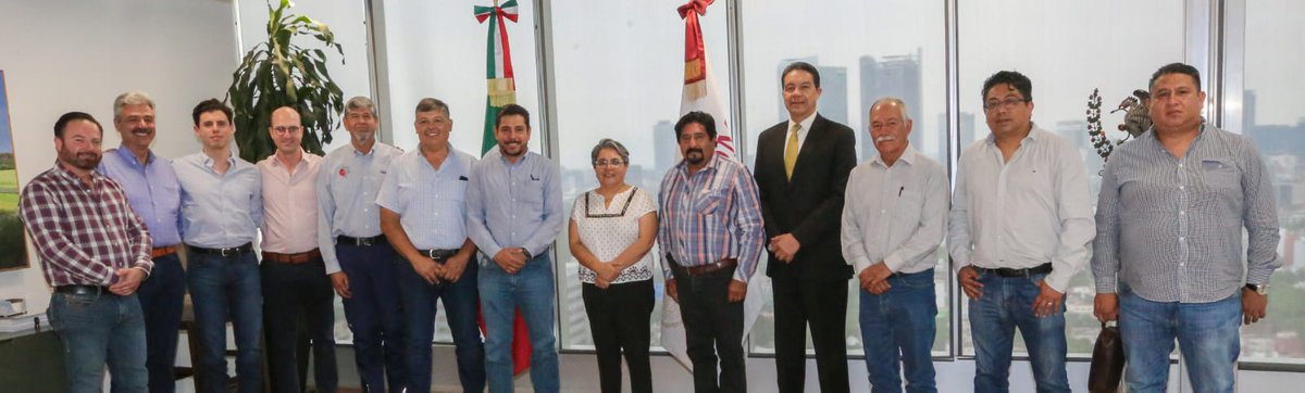 La titular de Economía, Raquel Buenrostro, se reunión con representantes de la Unión de Fruticultores (Unifrut) y del Sistema Productor de Manzana Nacional para abordar los desafíos que enfrentan los productores de manzanas mexicanas.