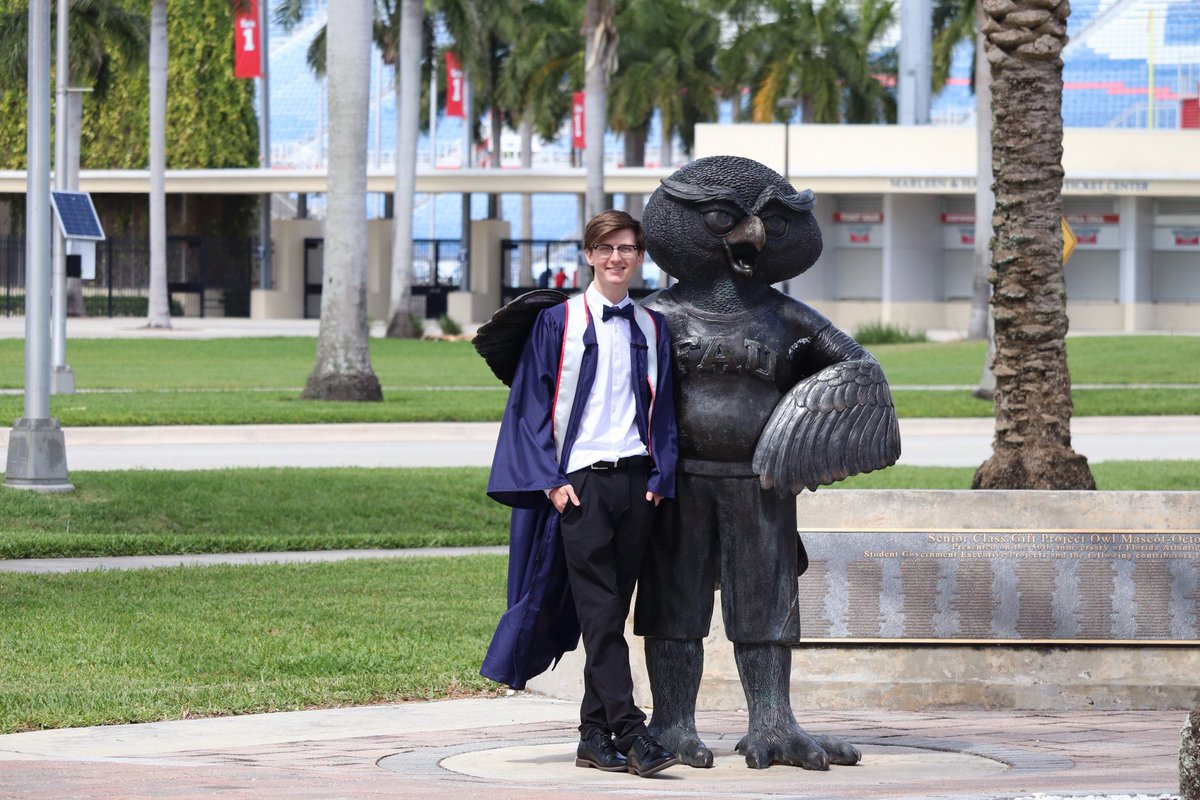 So excited to see our final graduate!
#FAUGrad