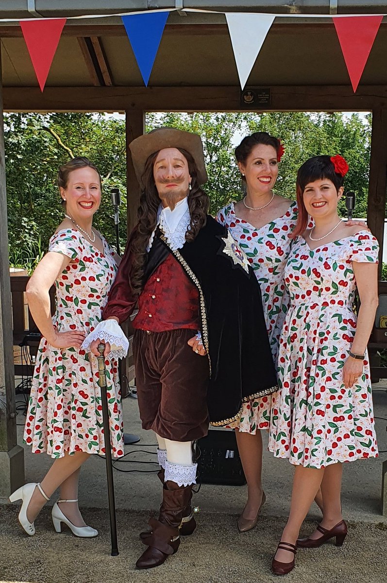 Bank holiday weekend has landed! Thank you to all my fine followers for your invaluable support. It means the world! Wishing you all the greatest wishes. With @TheHoneyBirds at Pontefract Castle 🏰 #Pontefract #Wakefield #Yorkshire #KingCharles #CharlesI #Castle #BankHoliday